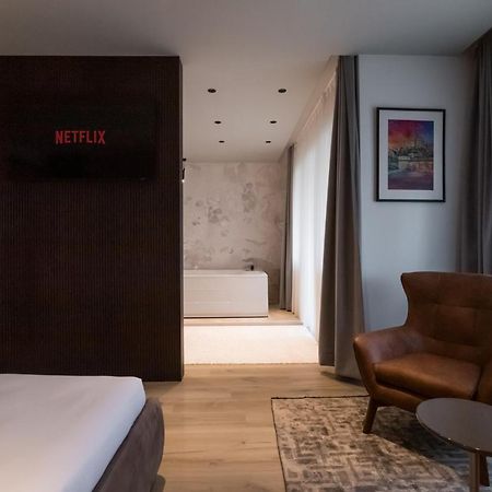 Emery Hotel Prishtine Bagian luar foto