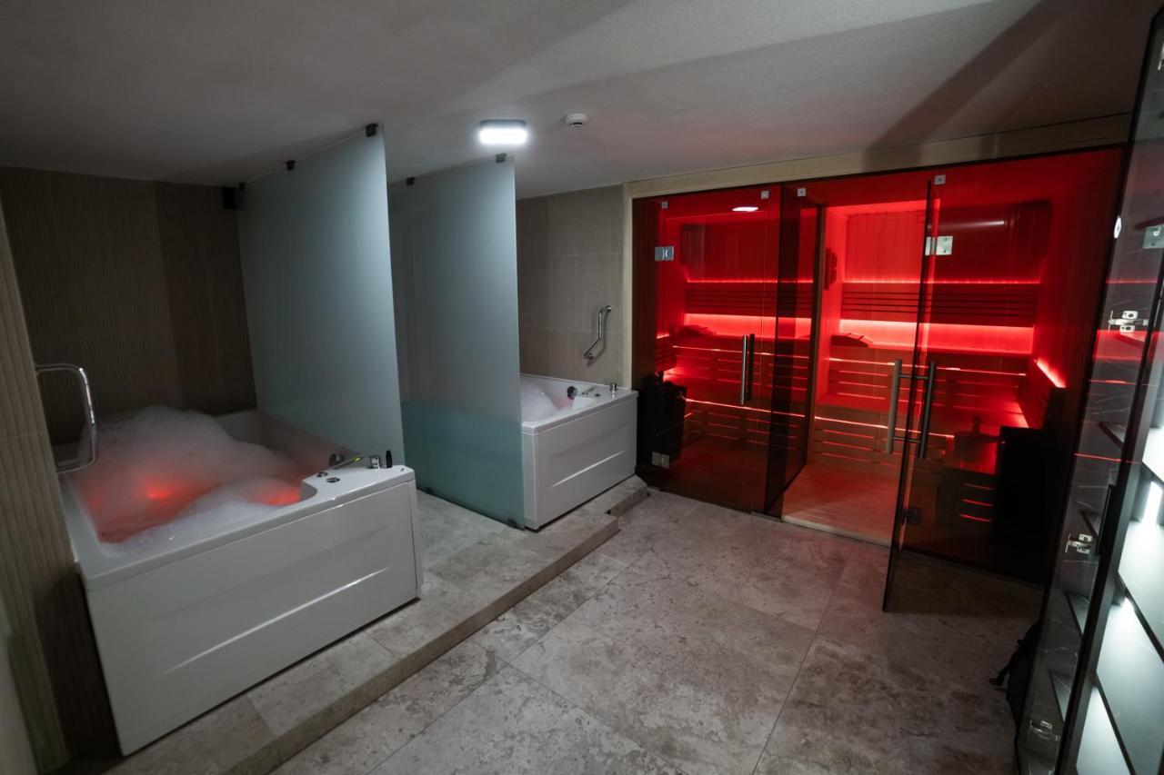Emery Hotel Prishtine Bagian luar foto