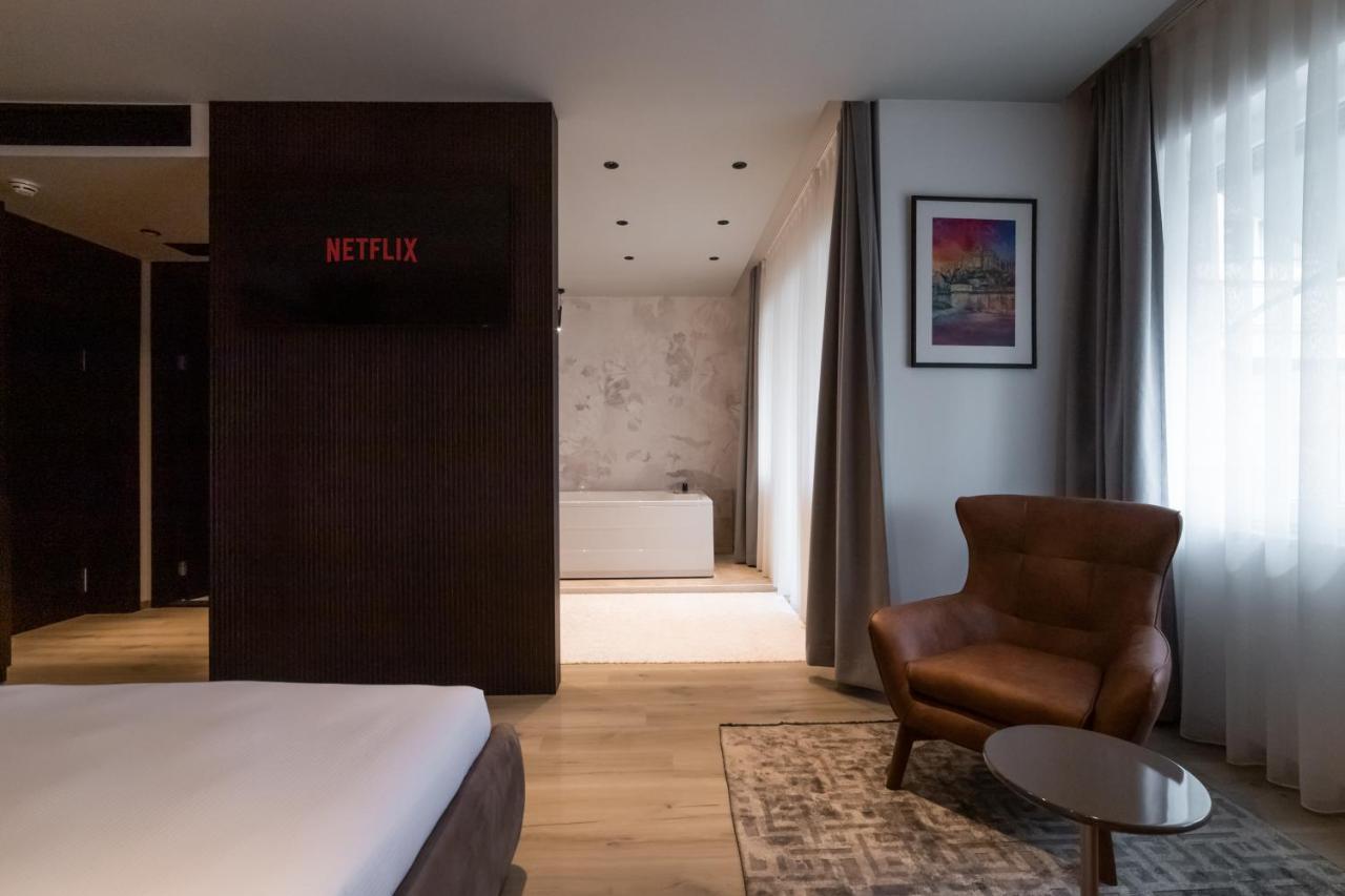 Emery Hotel Prishtine Bagian luar foto