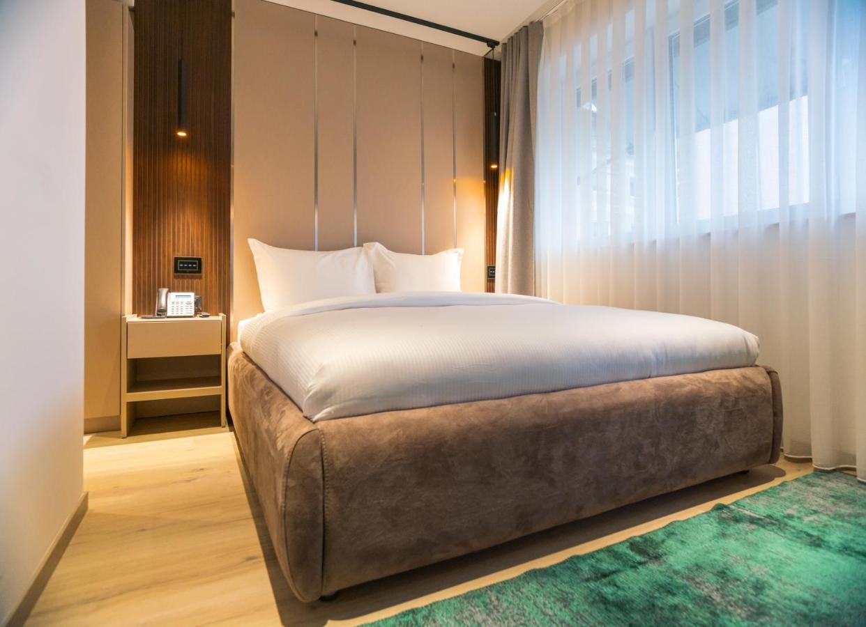 Emery Hotel Prishtine Bagian luar foto