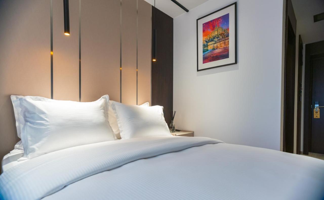 Emery Hotel Prishtine Bagian luar foto