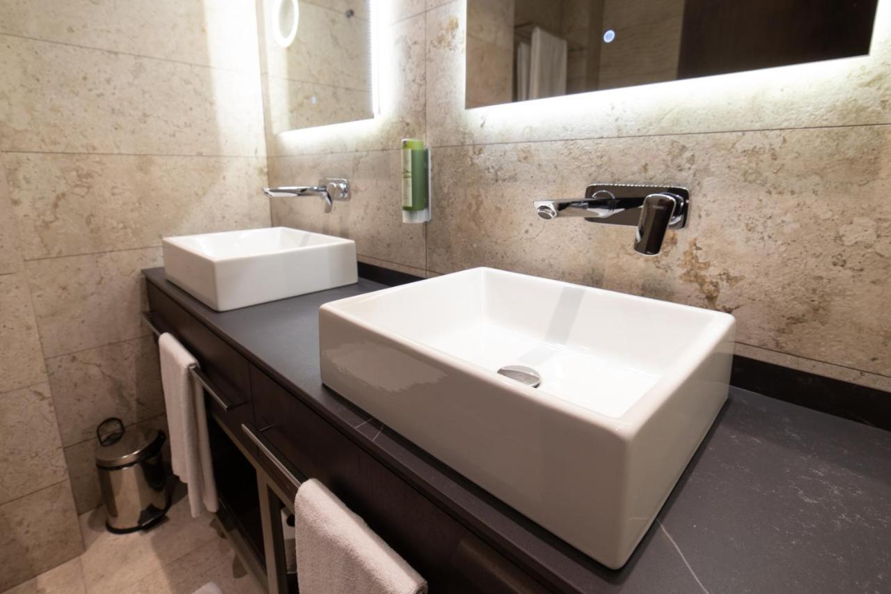 Emery Hotel Prishtine Bagian luar foto