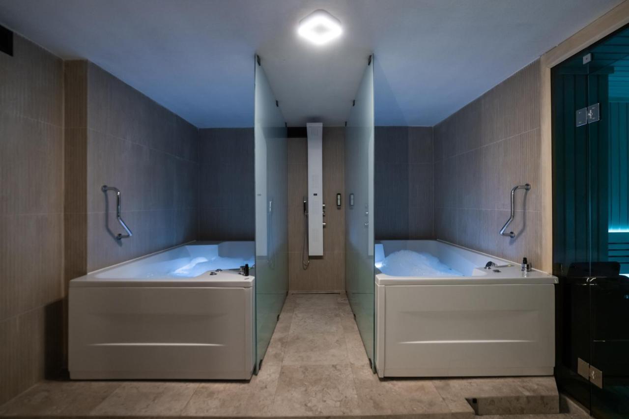 Emery Hotel Prishtine Bagian luar foto