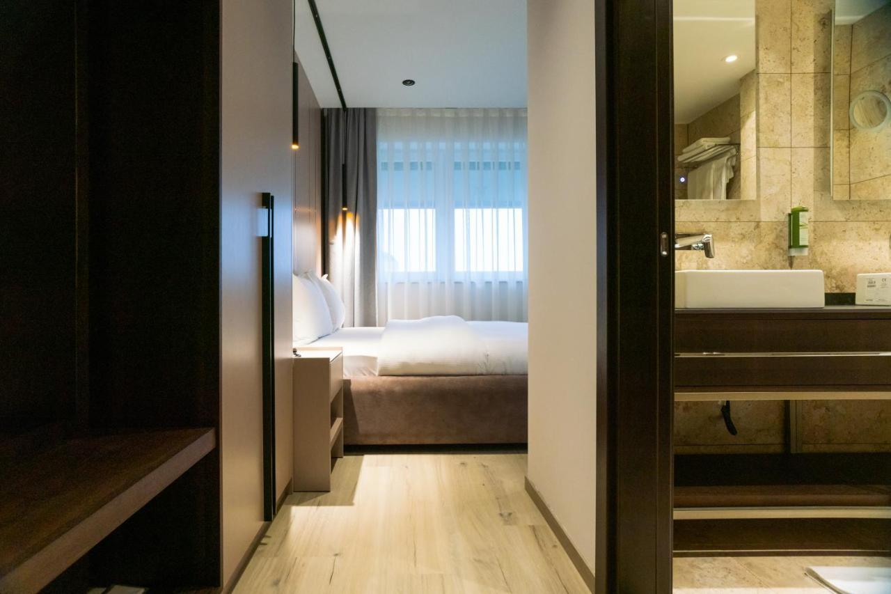 Emery Hotel Prishtine Bagian luar foto