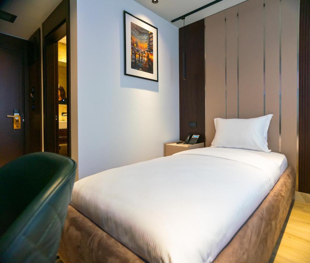Emery Hotel Prishtine Bagian luar foto