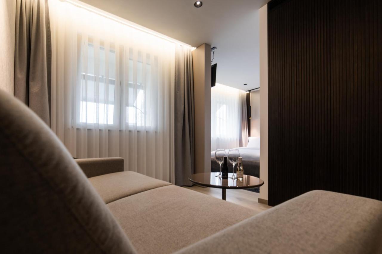 Emery Hotel Prishtine Bagian luar foto