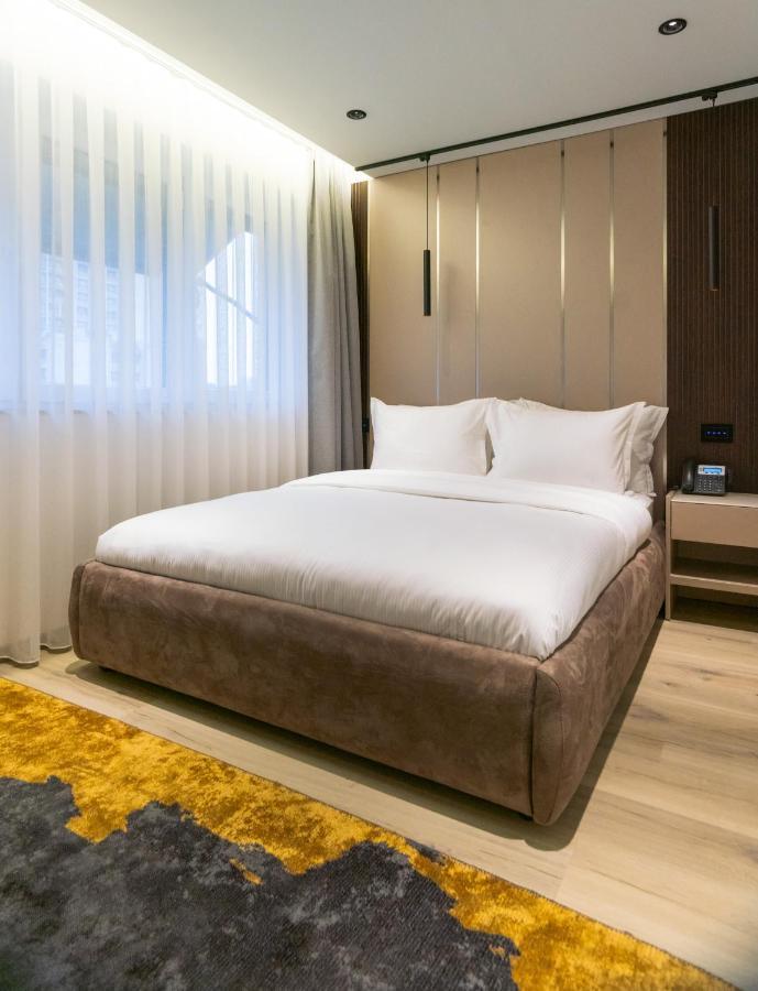 Emery Hotel Prishtine Bagian luar foto