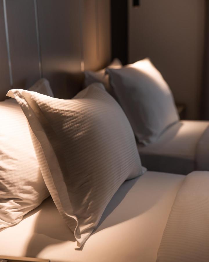Emery Hotel Prishtine Bagian luar foto