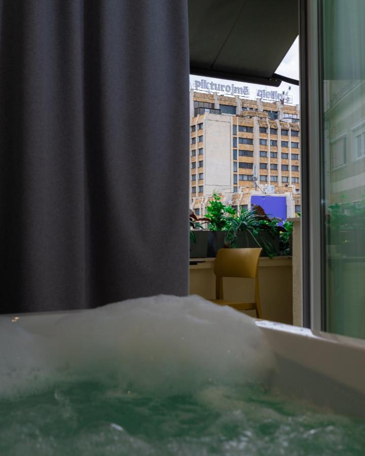 Emery Hotel Prishtine Bagian luar foto