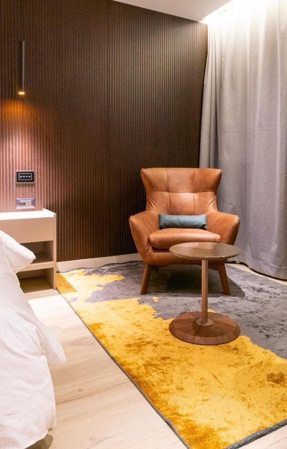 Emery Hotel Prishtine Bagian luar foto