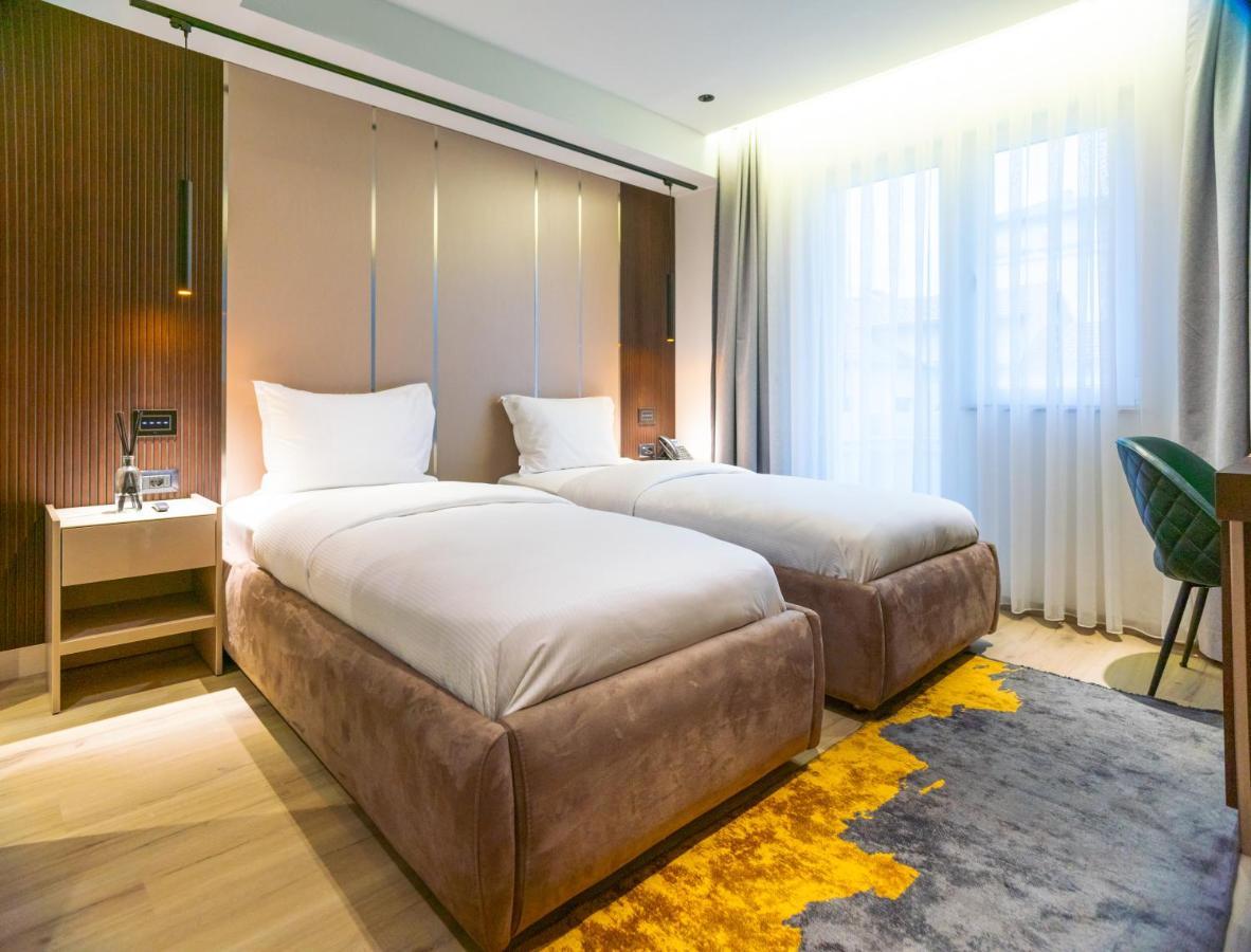 Emery Hotel Prishtine Bagian luar foto