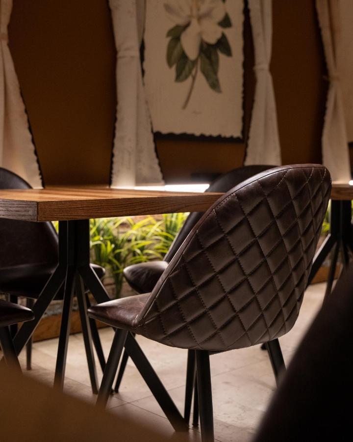 Emery Hotel Prishtine Bagian luar foto