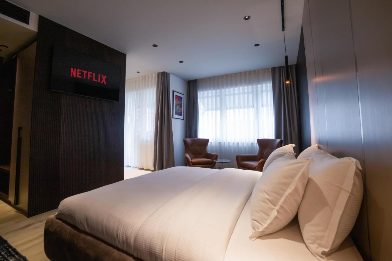 Emery Hotel Prishtine Bagian luar foto