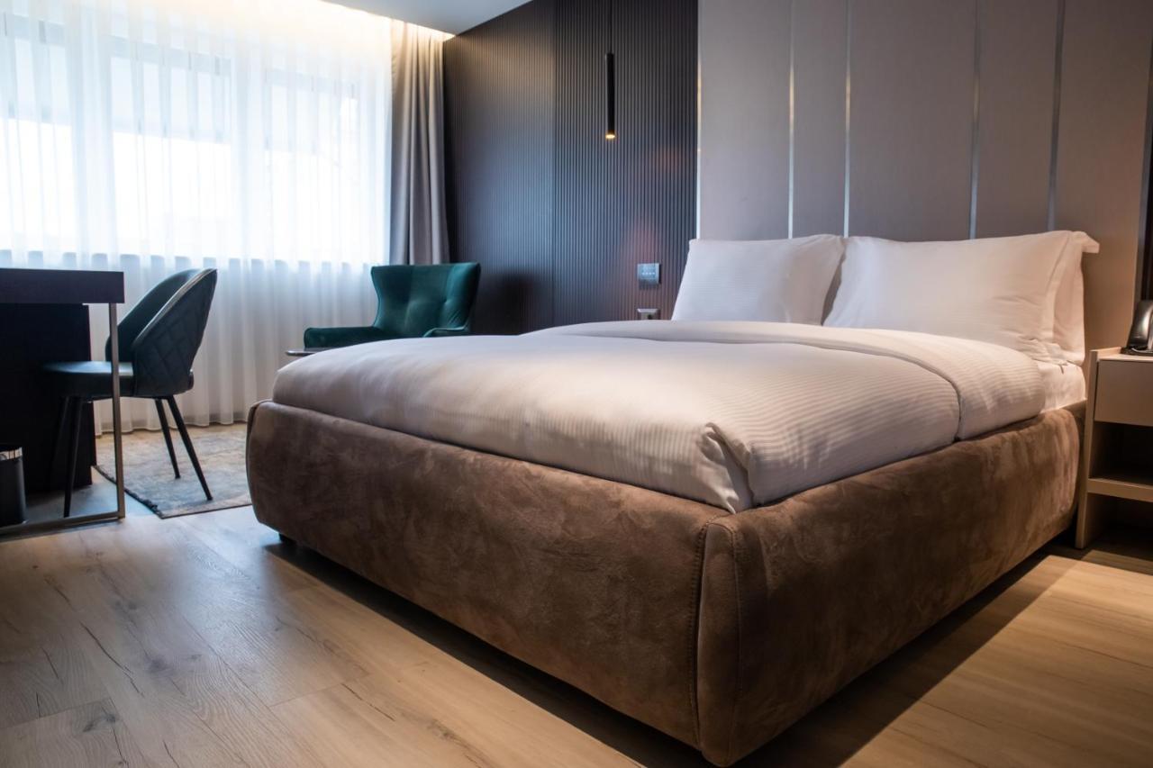 Emery Hotel Prishtine Bagian luar foto