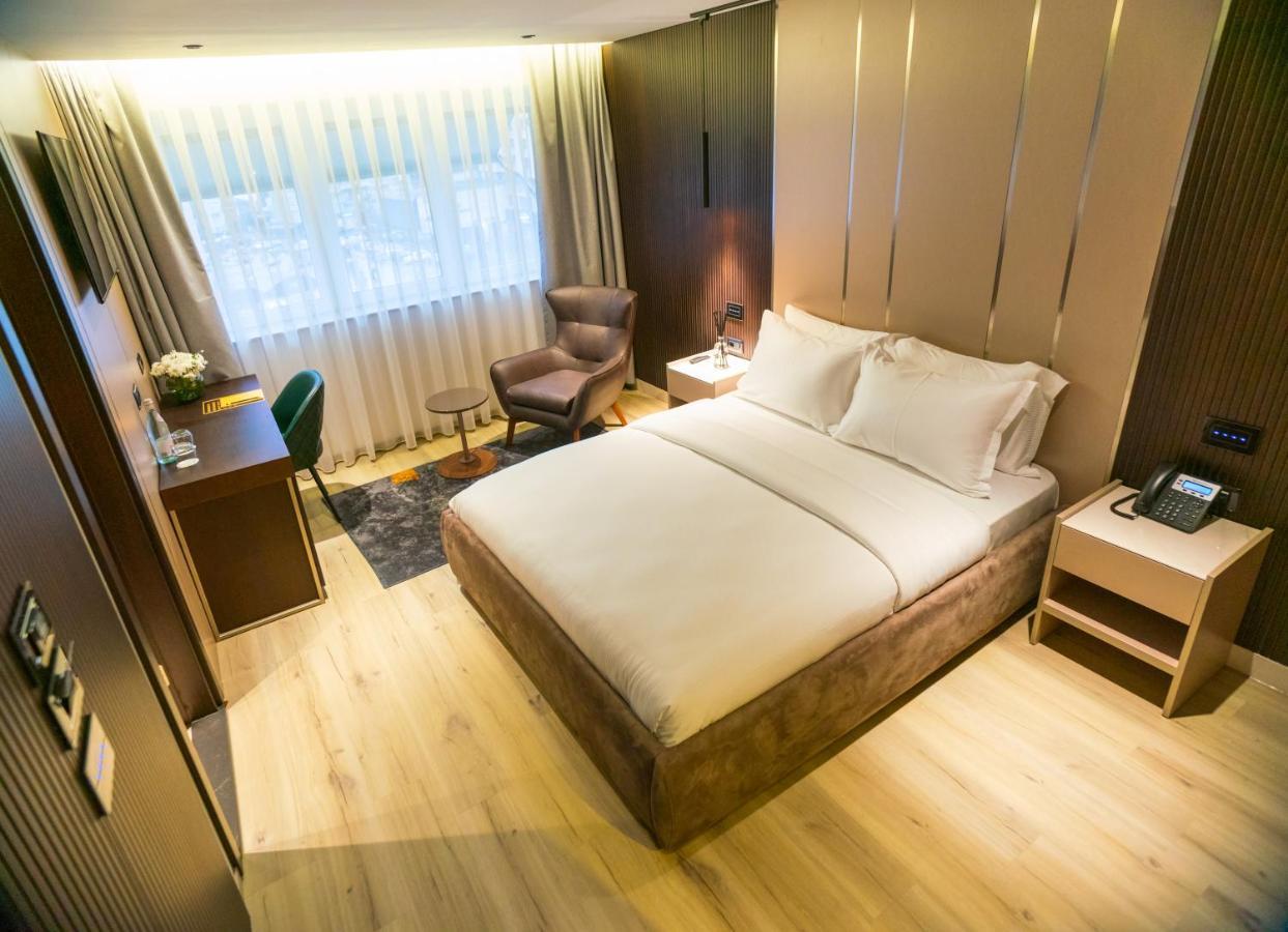 Emery Hotel Prishtine Bagian luar foto