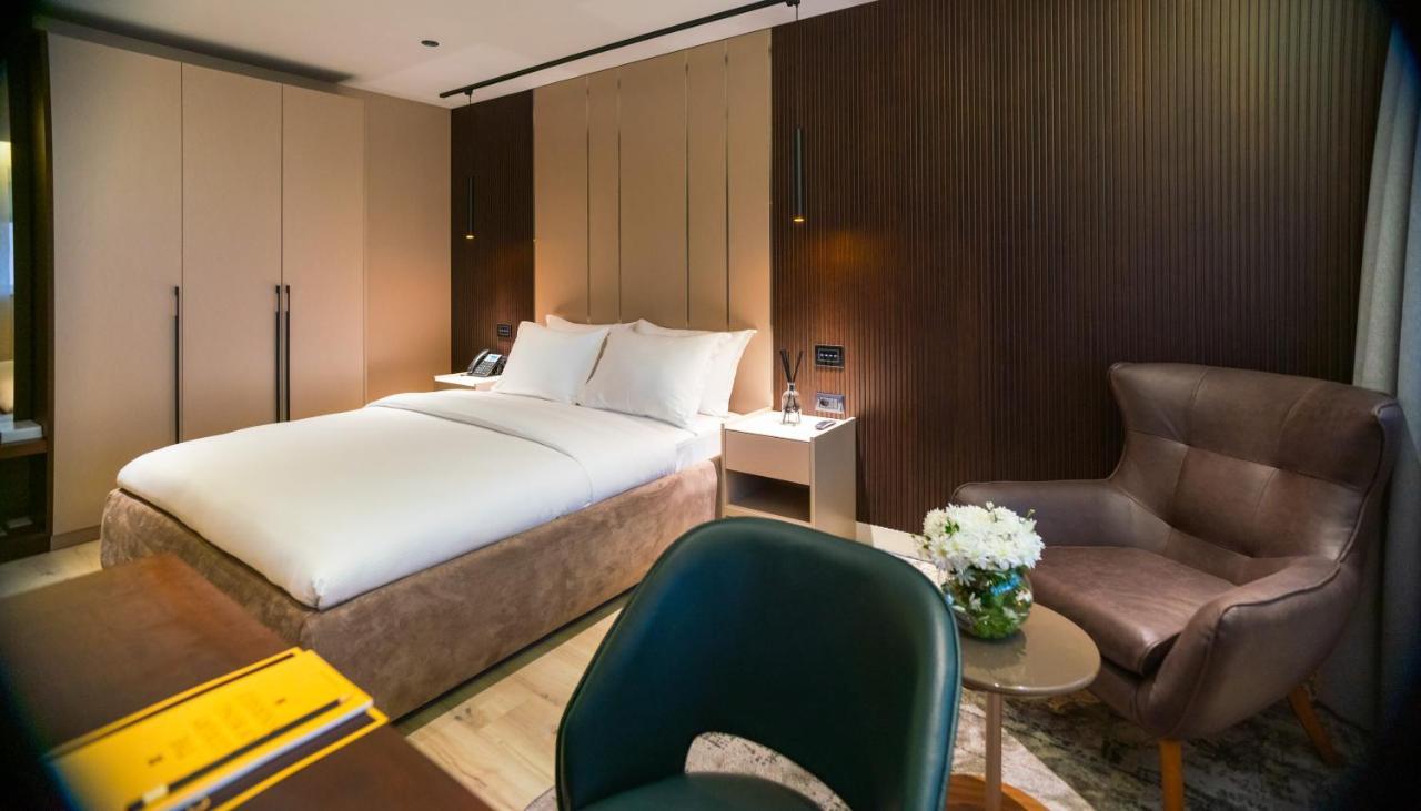 Emery Hotel Prishtine Bagian luar foto