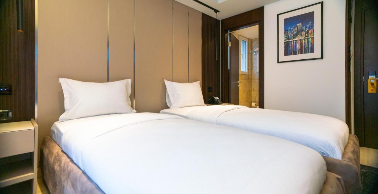 Emery Hotel Prishtine Bagian luar foto
