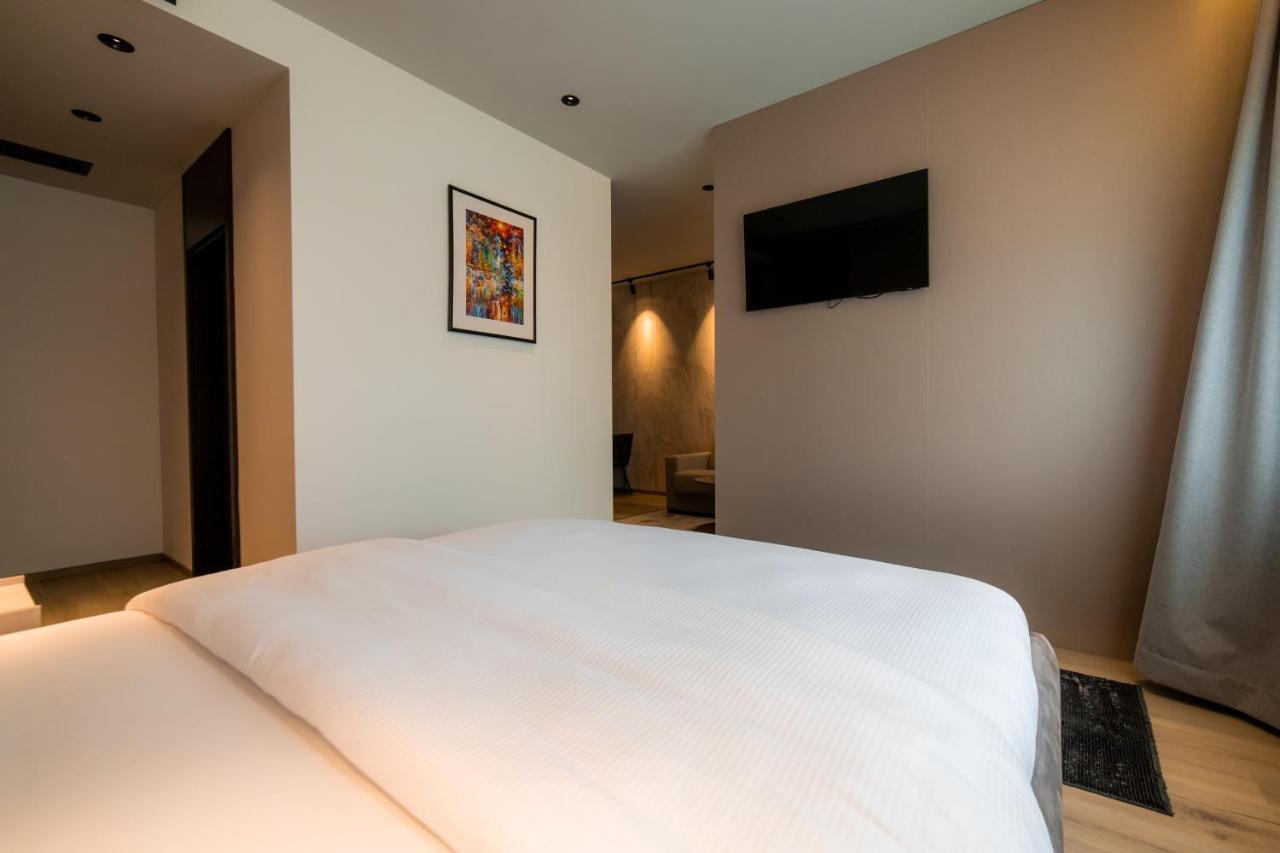 Emery Hotel Prishtine Bagian luar foto
