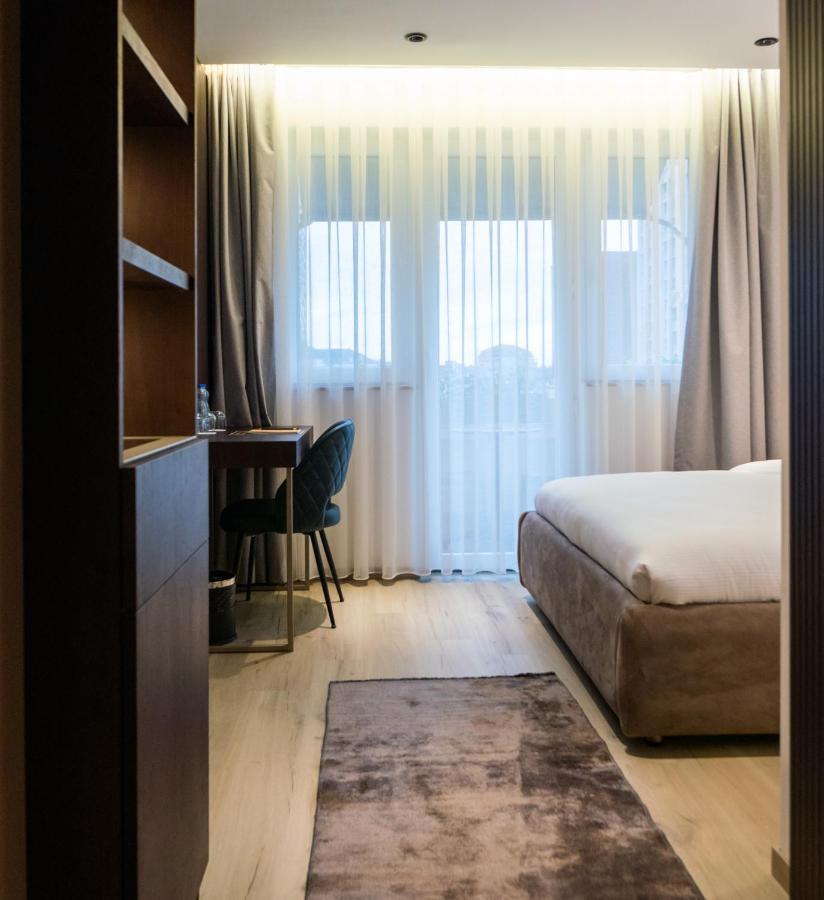 Emery Hotel Prishtine Bagian luar foto