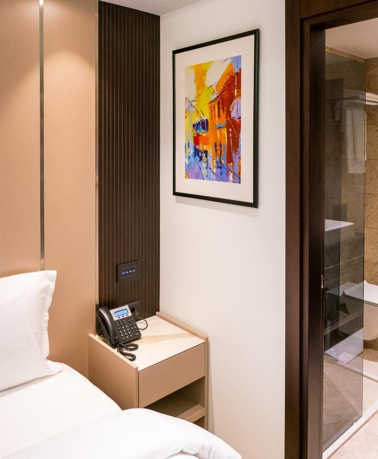 Emery Hotel Prishtine Bagian luar foto