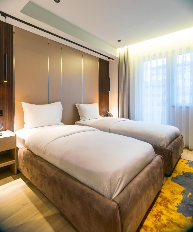 Emery Hotel Prishtine Bagian luar foto