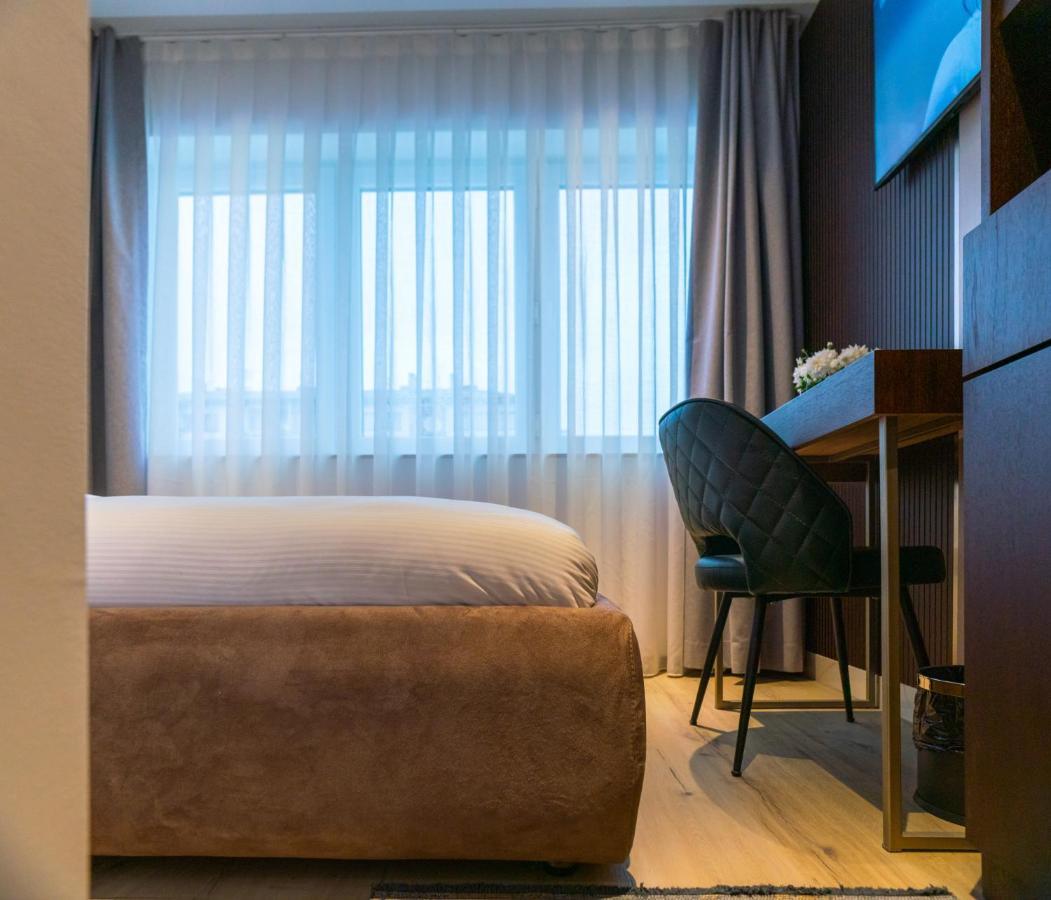 Emery Hotel Prishtine Bagian luar foto