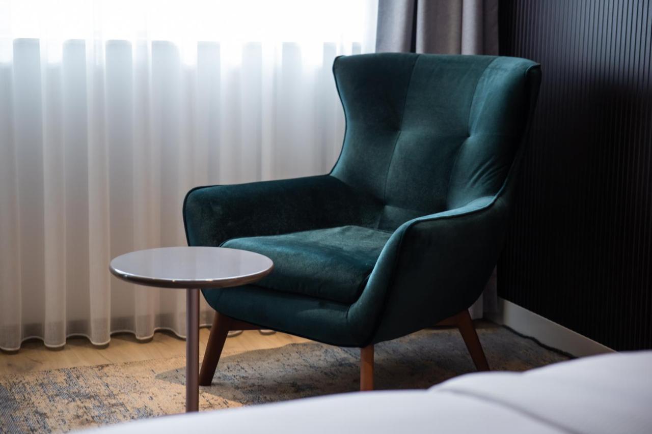 Emery Hotel Prishtine Bagian luar foto