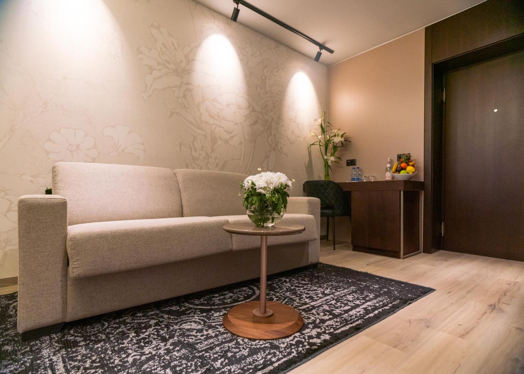 Emery Hotel Prishtine Bagian luar foto