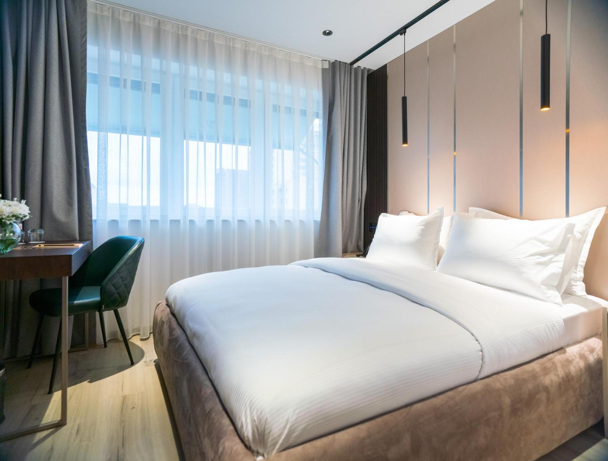 Emery Hotel Prishtine Bagian luar foto