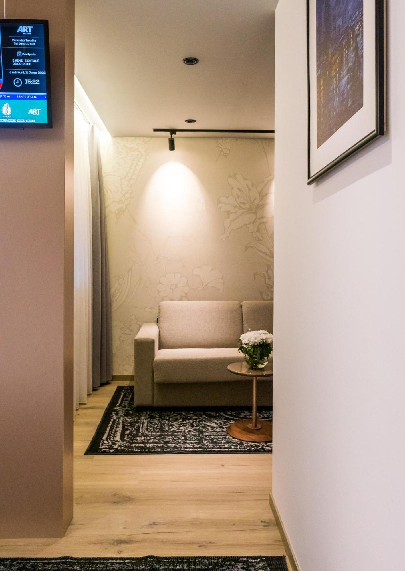 Emery Hotel Prishtine Bagian luar foto