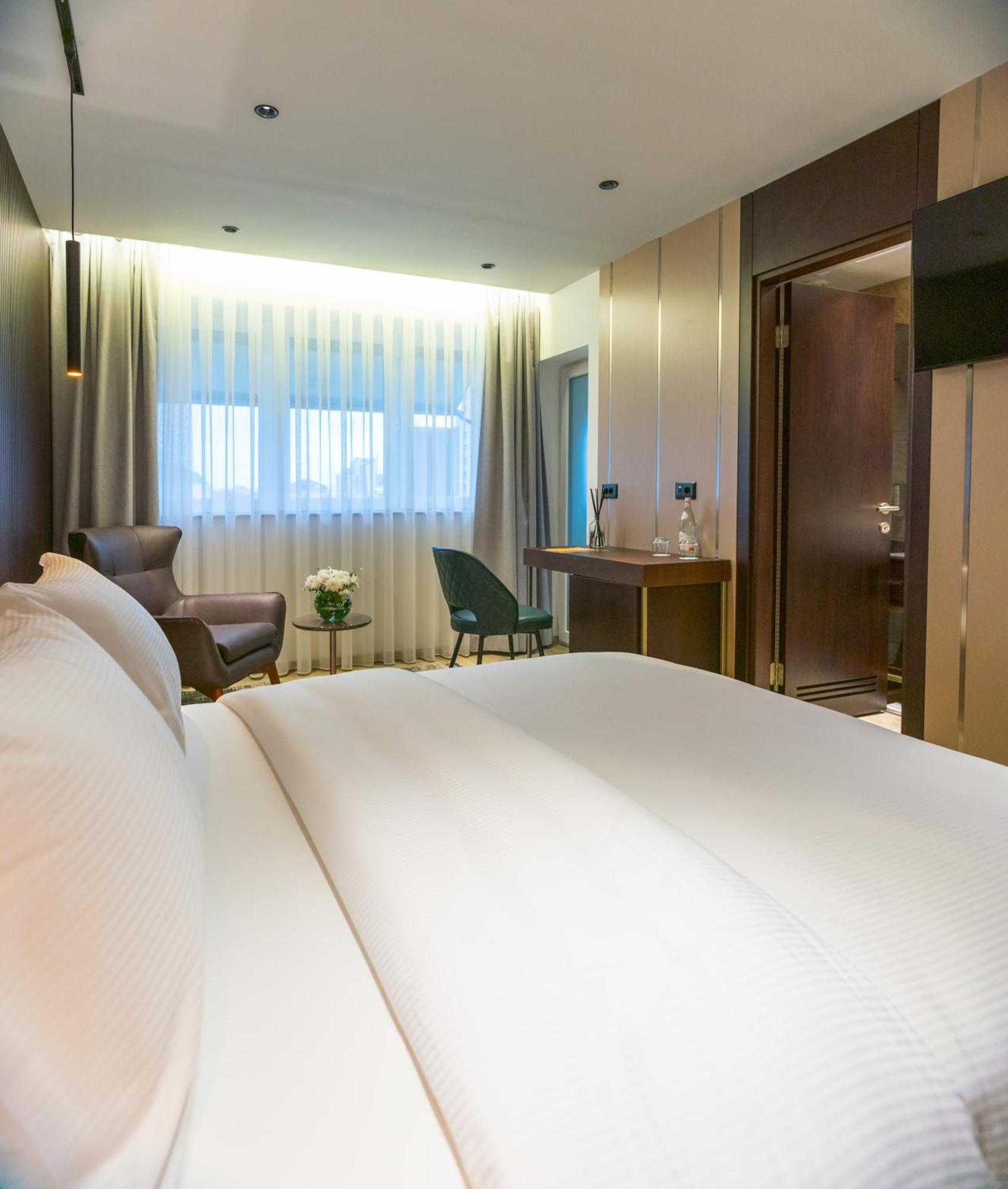 Emery Hotel Prishtine Bagian luar foto