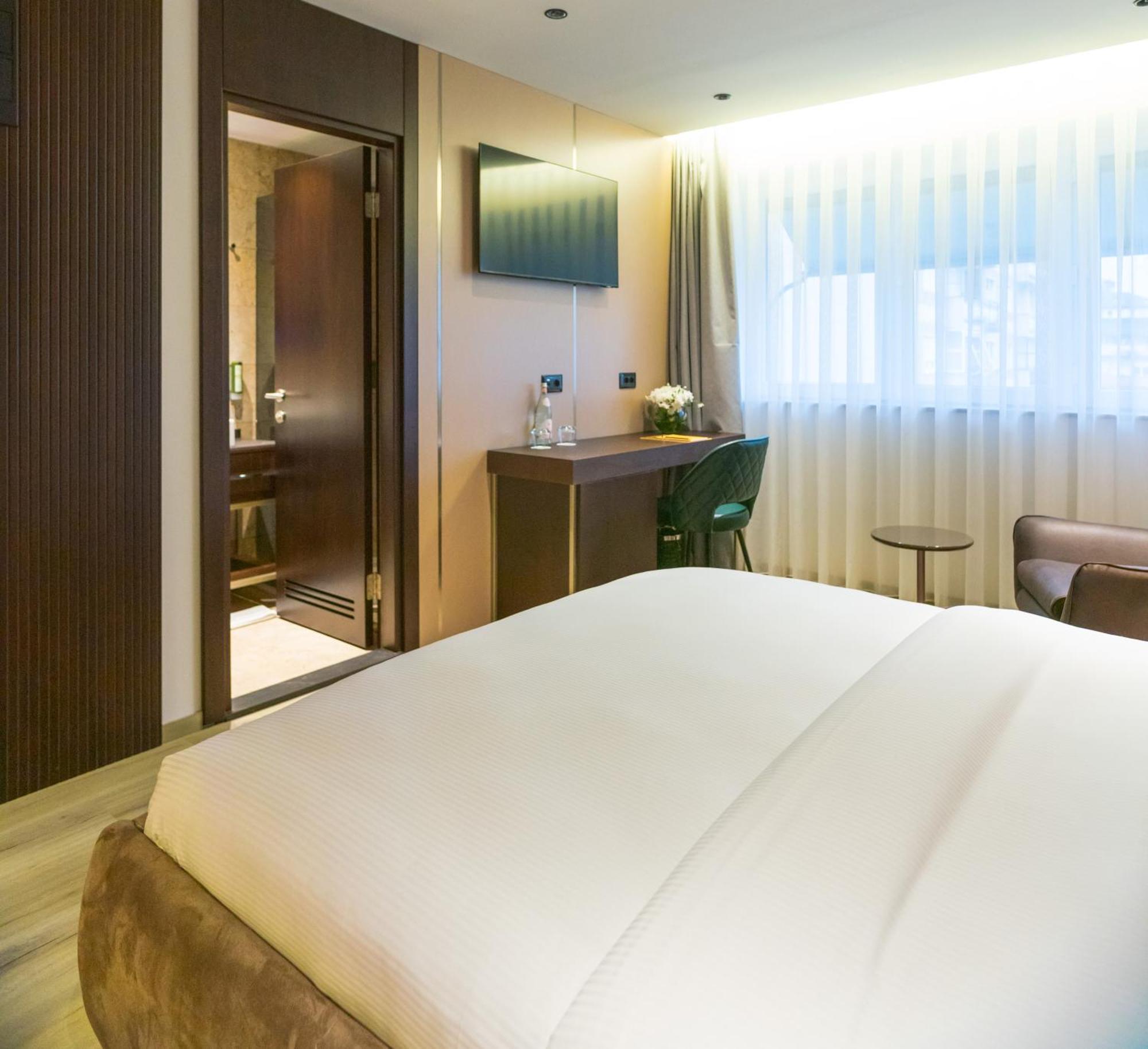 Emery Hotel Prishtine Bagian luar foto